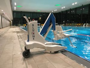 battery-operated patient lift / on casters / pool