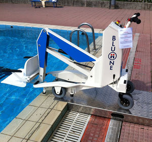 battery-operated patient lift / on casters / pool