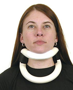 rigid cervical collar / with tracheostomy opening / C3 / adult