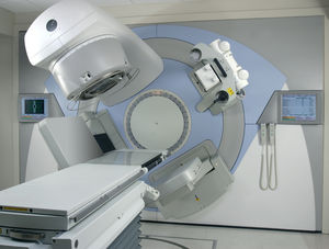image-guided radiation therapy linear particle accelerator / with robotized positioning table