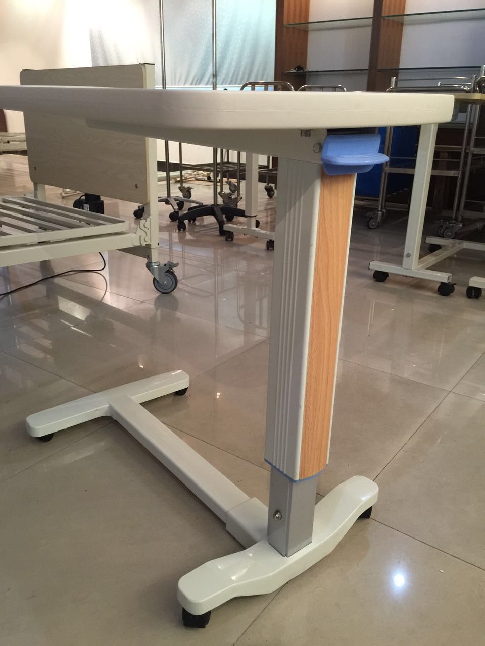 Overbed table on casters BESPM020 Besco Medical