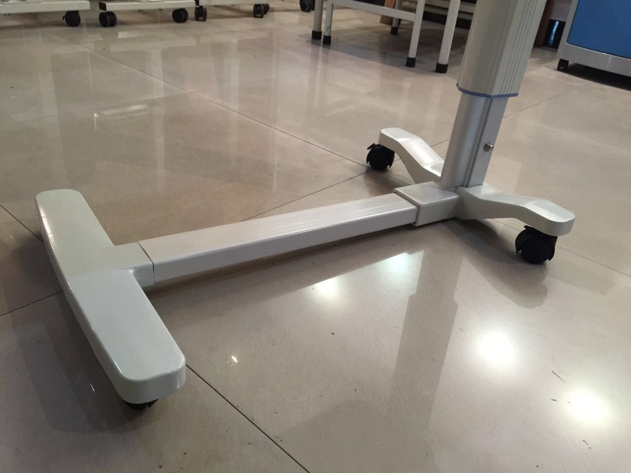 Overbed table on casters BESPM020 Besco Medical