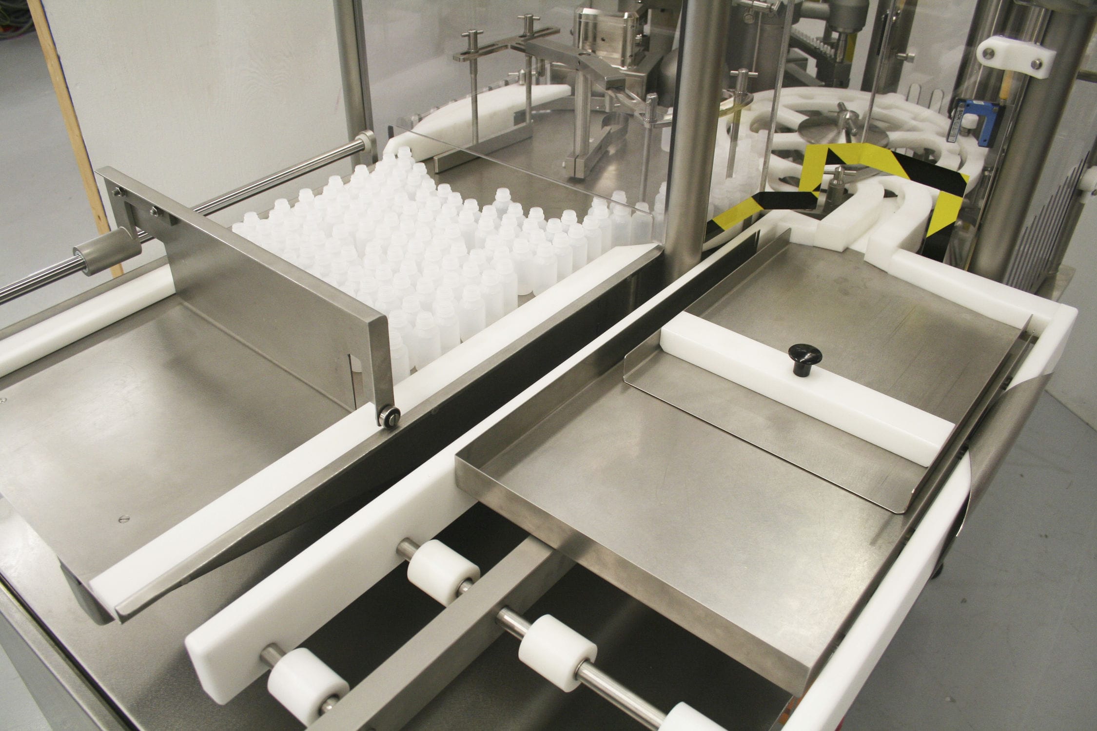 Filling and closing machine for the pharmaceutical industry / bottle