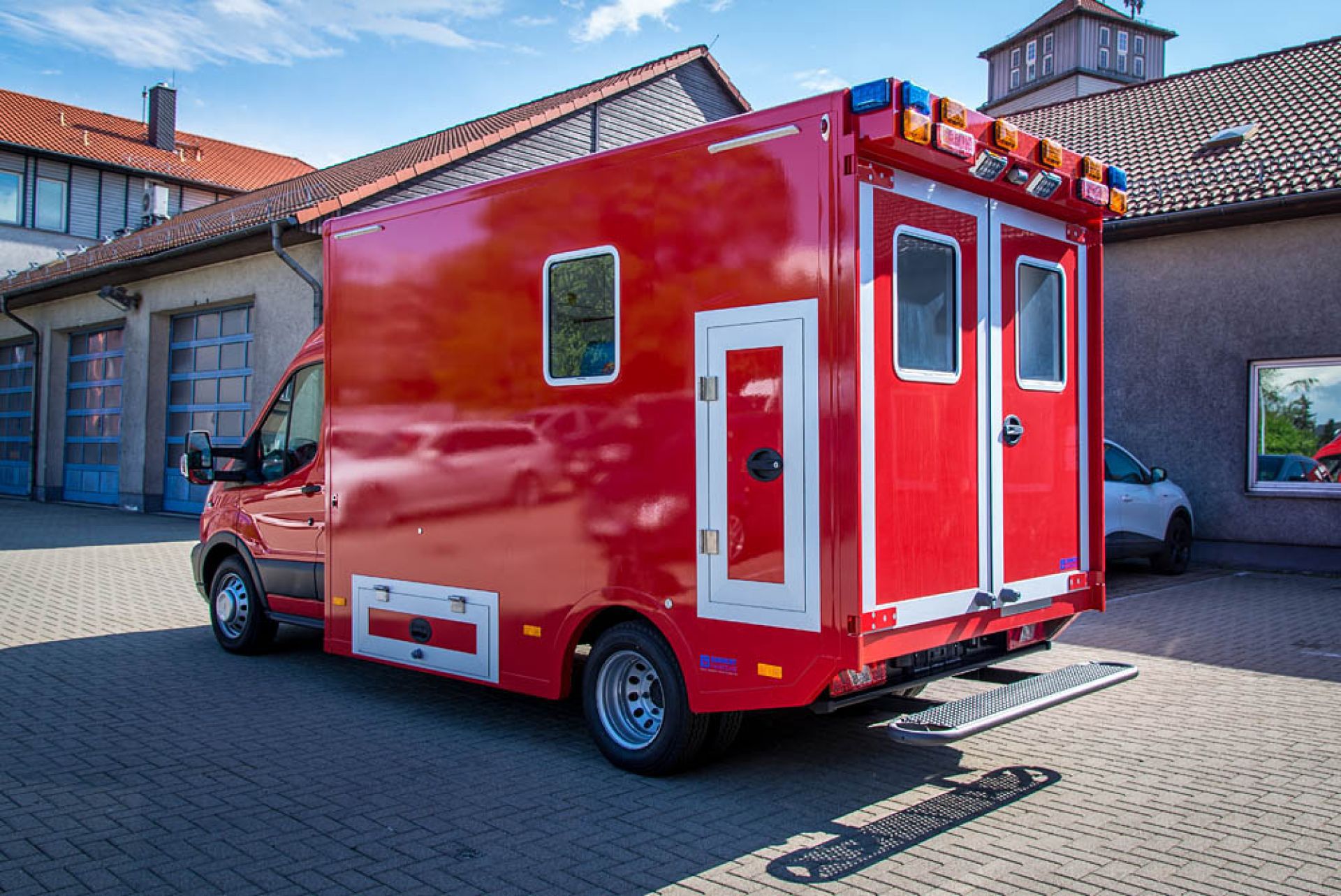 Rescue ambulance / box body / type B / type A - Emmert Fahrzeuge - Videos