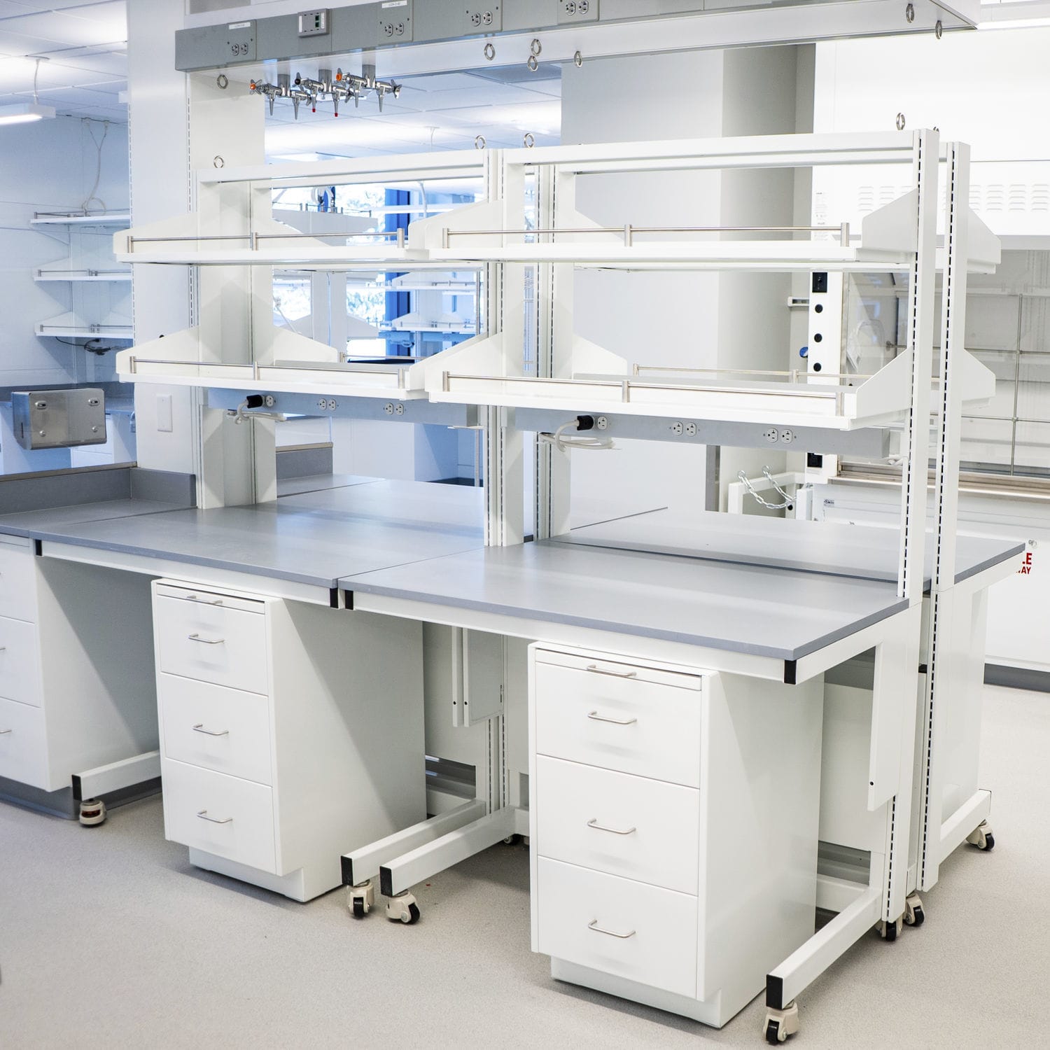 Mobile laboratory bench Sigma Carts™ Mott Manufacturing with shelves