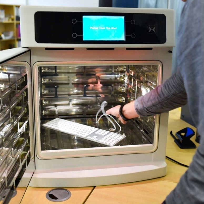 Laboratory decontamination machine ZEUS® Finsen Tech