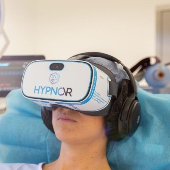 Immersive virtual reality platform HYPNOVR SAS for surgery