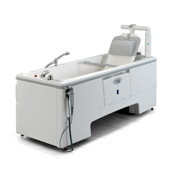 Electric medical bathtub Malibu® Arjo with lift seat / with bath