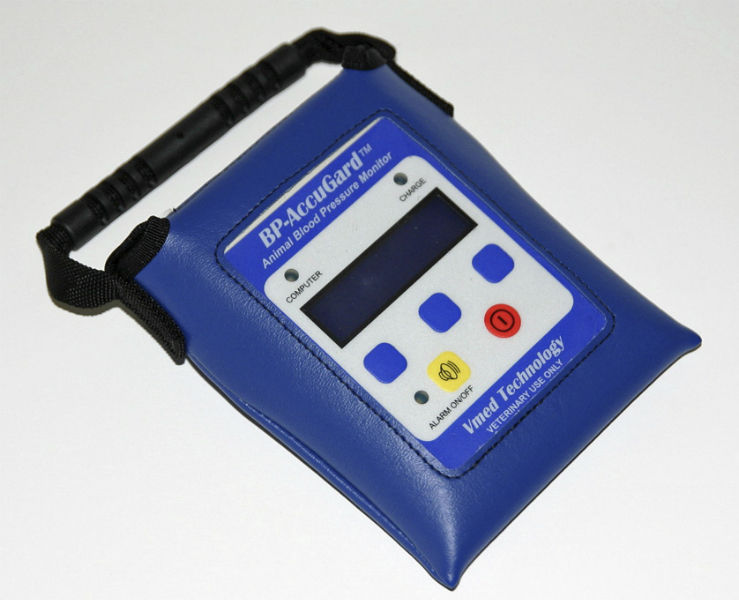 Automatic blood pressure monitor BPAccuGard Vmed Technology paw