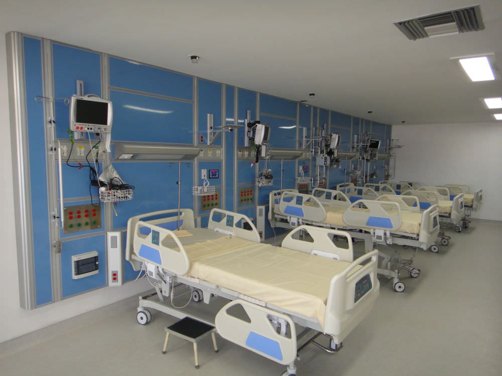 Horizontal bed head unit Arigmed wallmounted / modular / with light