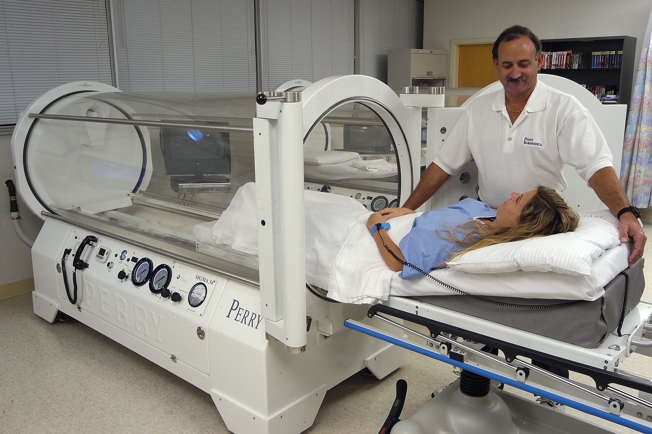 Oxygen therapy hyperbaric chamber Sigma 34 Perry Baromedical