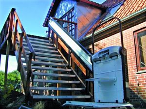 wheelchair lifting platform / staircase-mounted