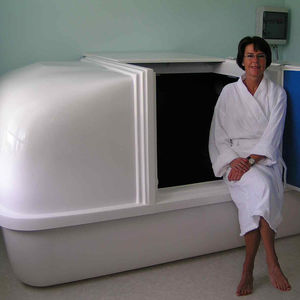 isolation tank with sonotherapy speakers