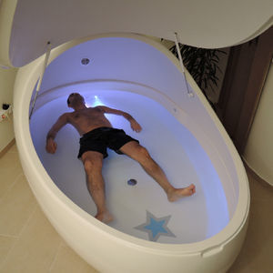 isolation tank with chromotherapy lamps