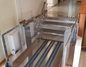 wheelchair lifting platform