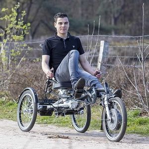 crank-propelled adaptative tricycle