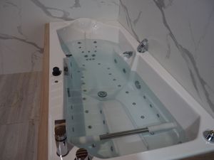 single-seater balneotherapy bathtub