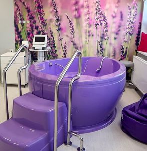 free-standing birthing tub