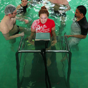 swimming pool treadmill / with handrails