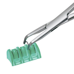 Disposable tissue closure clip, vascular clip