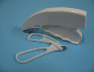 skin closure surgical stapler