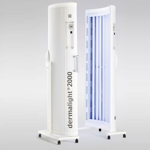 Dermatologic phototherapy lamp - dermalight® 2000 - Dr. Hönle Medizintechnik - trolley-mounted / UV-B