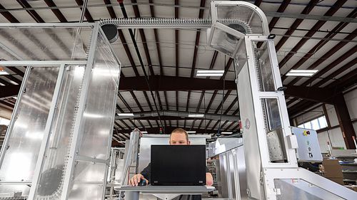 Chain conveyor - Körber Pharma - for the pharmaceutical industry / overhead / modular