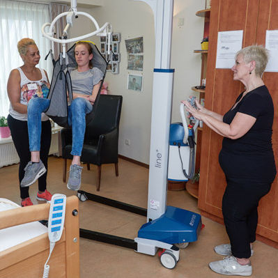 Electric patient lift - Line	 - Indes Production Management B.V. Brandname: Esense - on casters / lifting