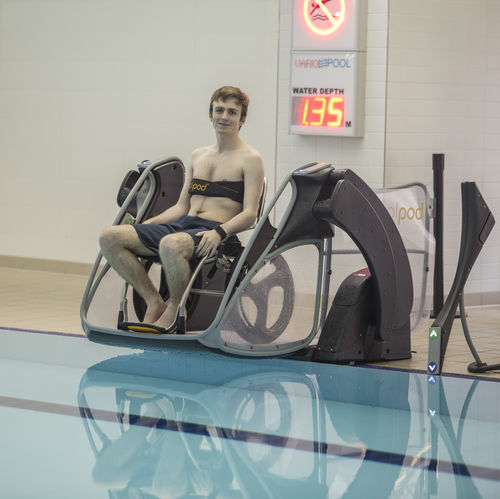 Wheelchair pool lift - Poolpod 2.0® - Cotenda - battery-operated / pole-mounted / portable