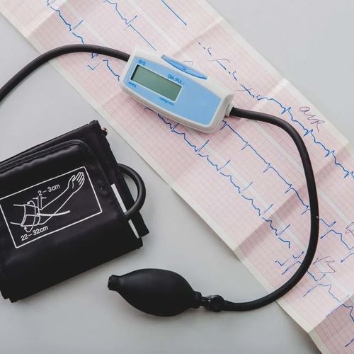 Cuff-mounted sphygmomanometer - REVIVE MEDICAL TECHNOLOGIES INC.