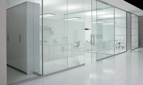 Healthcare facility wall structure - Favero Health Projects - with glass walls