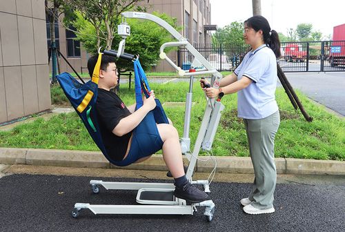 Battery-operated patient lift - DG203  - Rooe Medical - on casters / height-adjustable / folding
