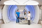 proton therapy cyclotron with robotized positioning table