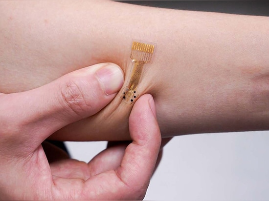 Smart Bandage Monitors and Treats Chronic Wounds