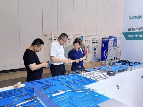 Shandong LiangYi shines at CAOS2025 Physician Annual Conference I to create a new future of orthopedic care