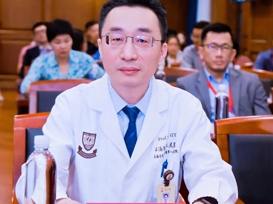 Guoyong Hu giving the address
