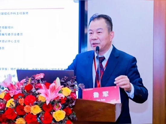 Jun Lu giving the address
