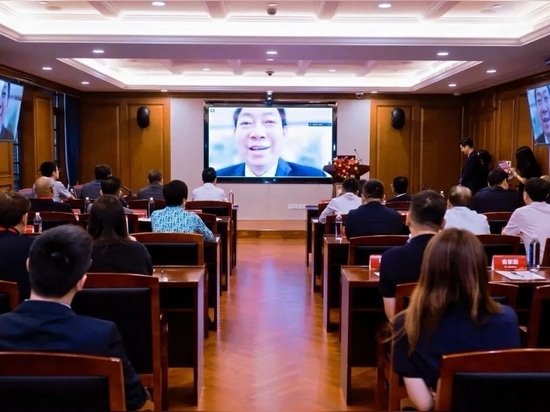 Bangmin Han giving the address online
