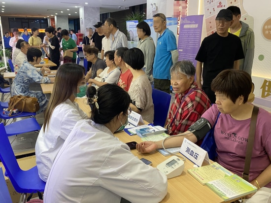 Mednova’s dual-energy X-ray bone densitometer (DXA) helps Shanghai community health center screen for osteoporosis, caring for the health of middle-aged and elderly people