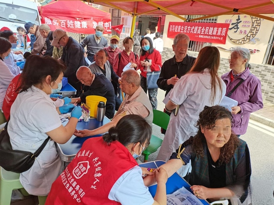 Mednova’s dual-energy X-ray bone densitometer (DXA) helps Shanghai community health center screen for osteoporosis, caring for the health of middle-aged and elderly people