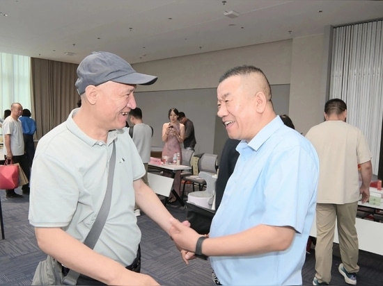 Li Bin, General Manager of Dukon Medical, interacted with guests.