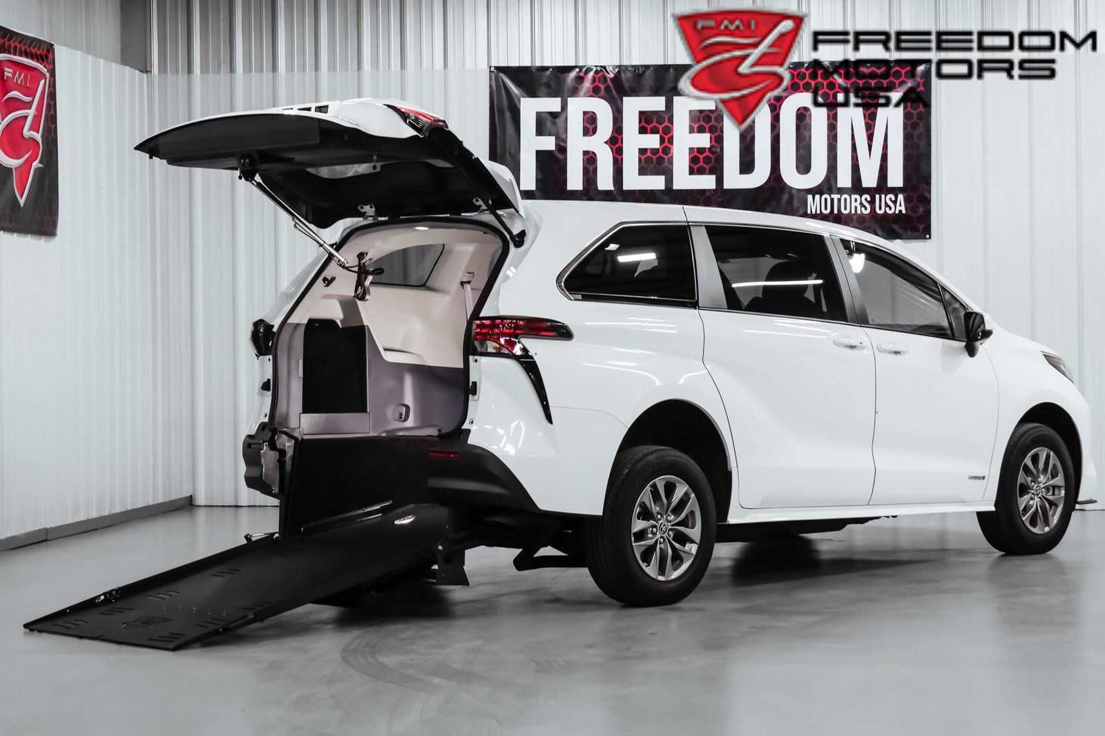 SUV福祉車両 28152 Freedom Motors USA ガソリン / ハイブリッド / 後口