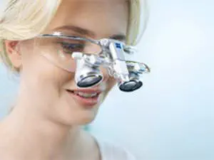 眼鏡タイプ双眼ループ - EyeMag Smart - ZEISS Medical Technology - フリップアップシステム