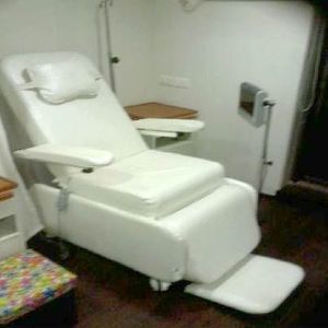 電動式採血用アームチェア