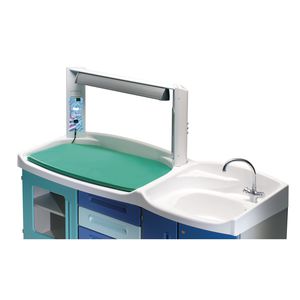 バスタブ付おむつ交換ステーション / 小型かご付 / 組み込み式ハンドウォッシャー付き / 病院用