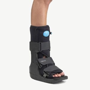 短い歩行用ブーツ 1