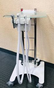 移動可能歯科ユニット用器具台 1