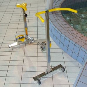 スイミングプールエアロバイク
