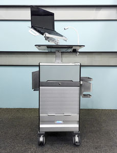 医療用コンピュータ用台車