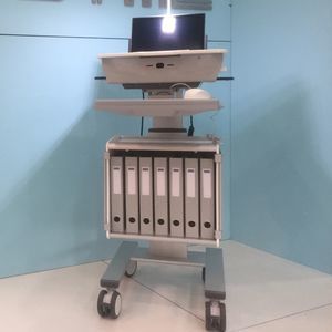 医療用コンピュータ用台車